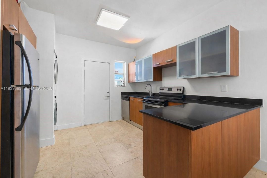 For Sale: $499,000 (2 beds, 2 baths, 925 Square Feet)