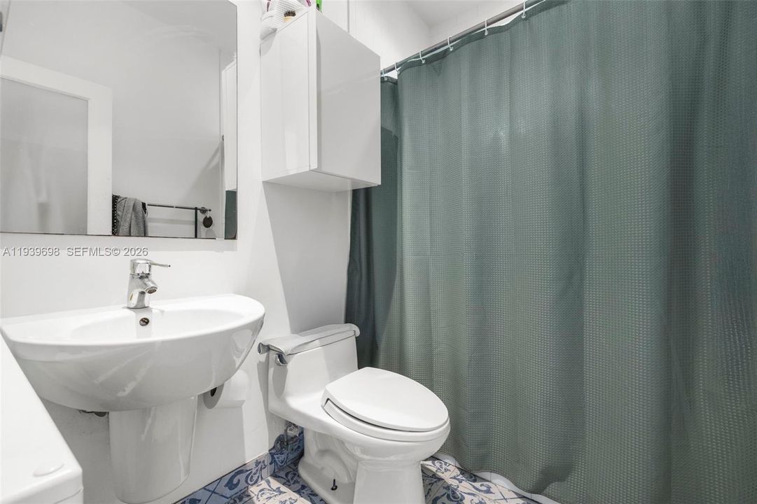 For Sale: $499,000 (2 beds, 2 baths, 925 Square Feet)