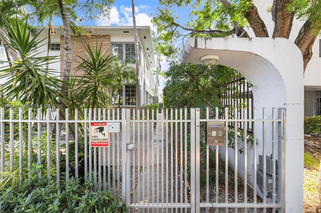 For Sale: $499,000 (2 beds, 2 baths, 925 Square Feet)