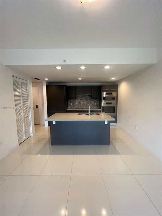 For Sale: $325,000 (1 beds, 1 baths, 765 Square Feet)