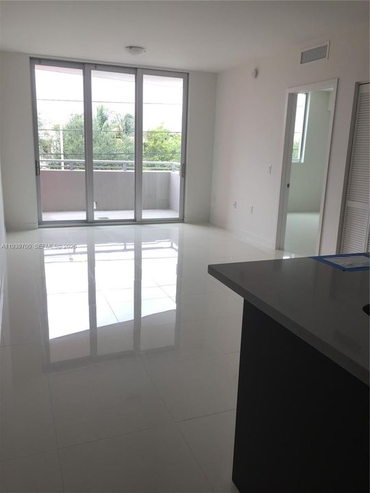 For Sale: $325,000 (1 beds, 1 baths, 765 Square Feet)