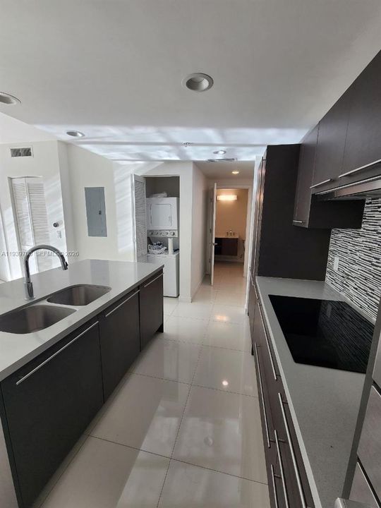 For Sale: $325,000 (1 beds, 1 baths, 765 Square Feet)