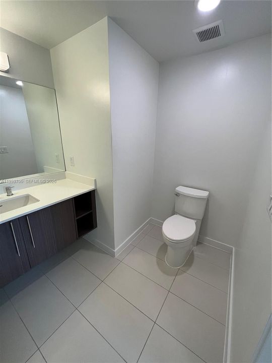 For Sale: $325,000 (1 beds, 1 baths, 765 Square Feet)