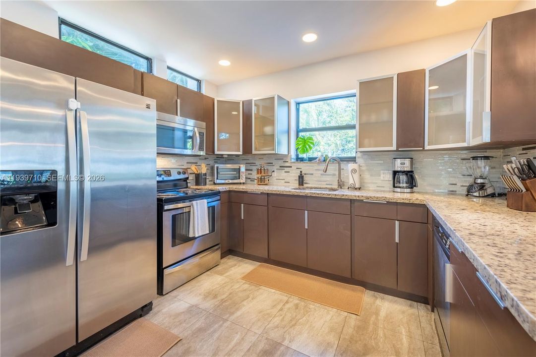 出租: $5,700 (3 贝兹, 2 浴室, 2350 平方英尺)