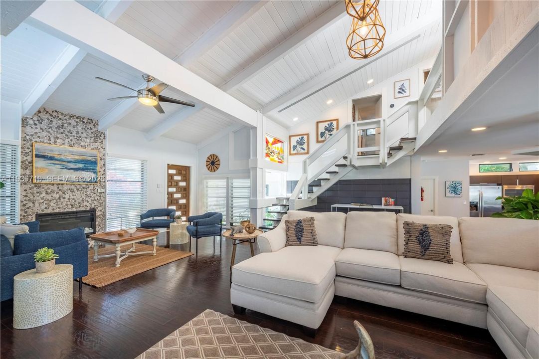 出租: $5,700 (3 贝兹, 2 浴室, 2350 平方英尺)