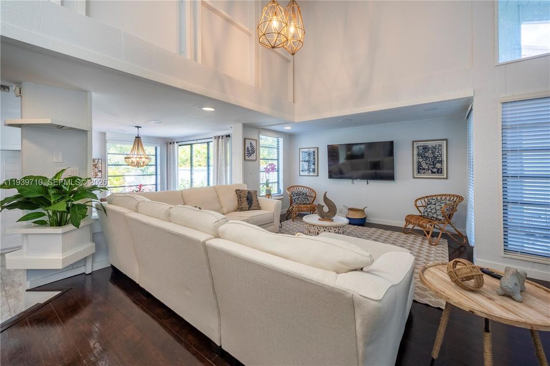 出租: $5,700 (3 贝兹, 2 浴室, 2350 平方英尺)