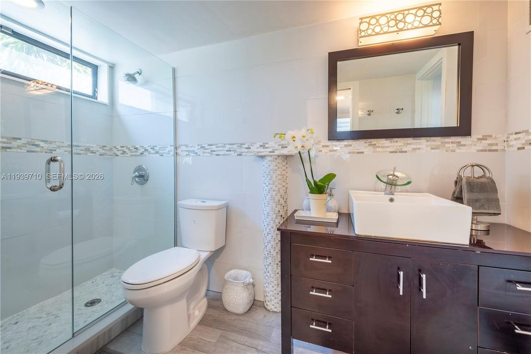 出租: $5,700 (3 贝兹, 2 浴室, 2350 平方英尺)