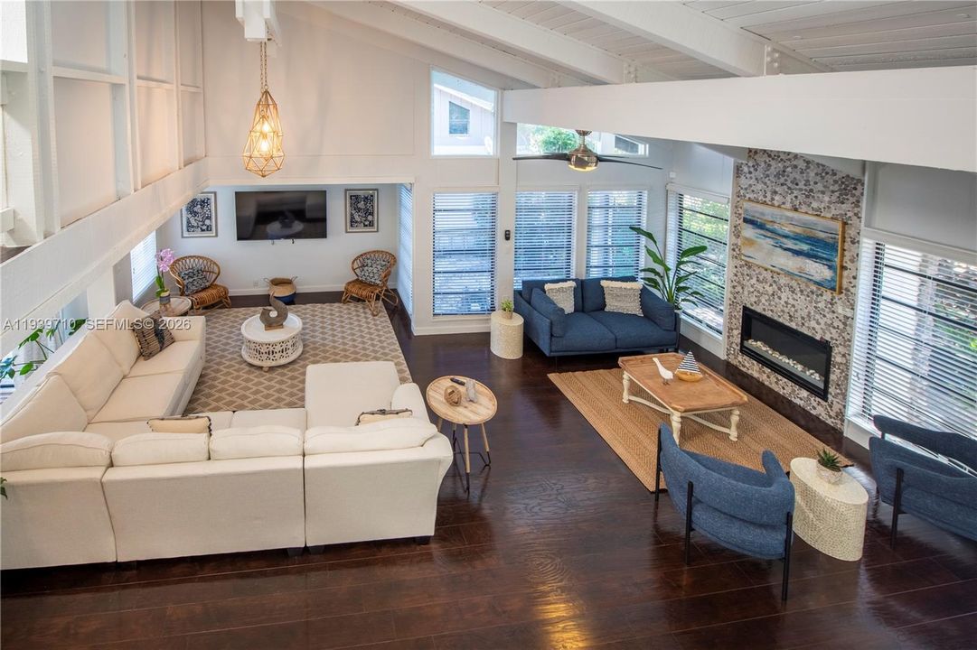 出租: $5,700 (3 贝兹, 2 浴室, 2350 平方英尺)