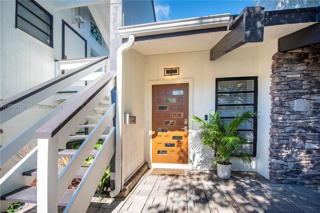 出租: $5,700 (3 贝兹, 2 浴室, 2350 平方英尺)