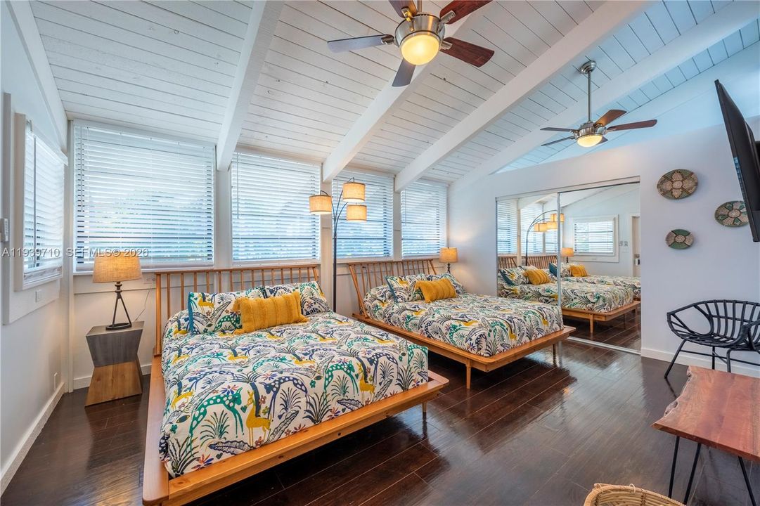 出租: $5,700 (3 贝兹, 2 浴室, 2350 平方英尺)