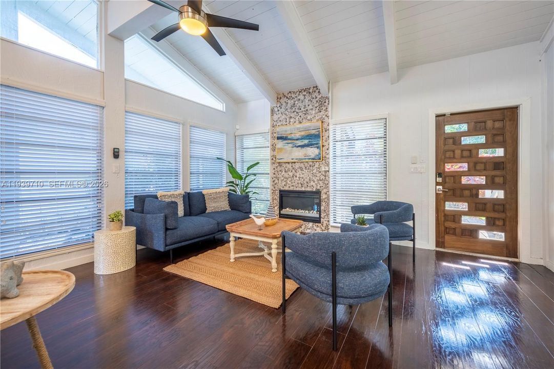 出租: $5,700 (3 贝兹, 2 浴室, 2350 平方英尺)