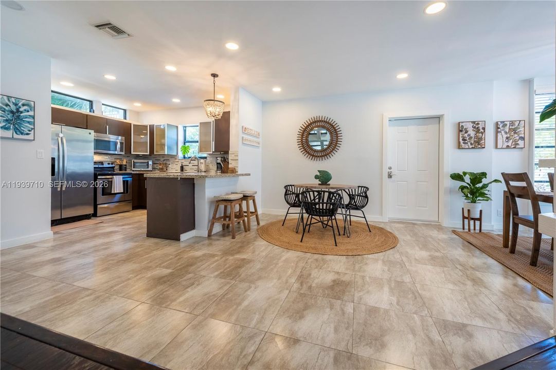 出租: $5,700 (3 贝兹, 2 浴室, 2350 平方英尺)