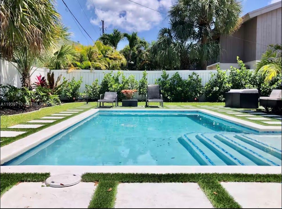 出租: $5,700 (3 贝兹, 2 浴室, 2350 平方英尺)