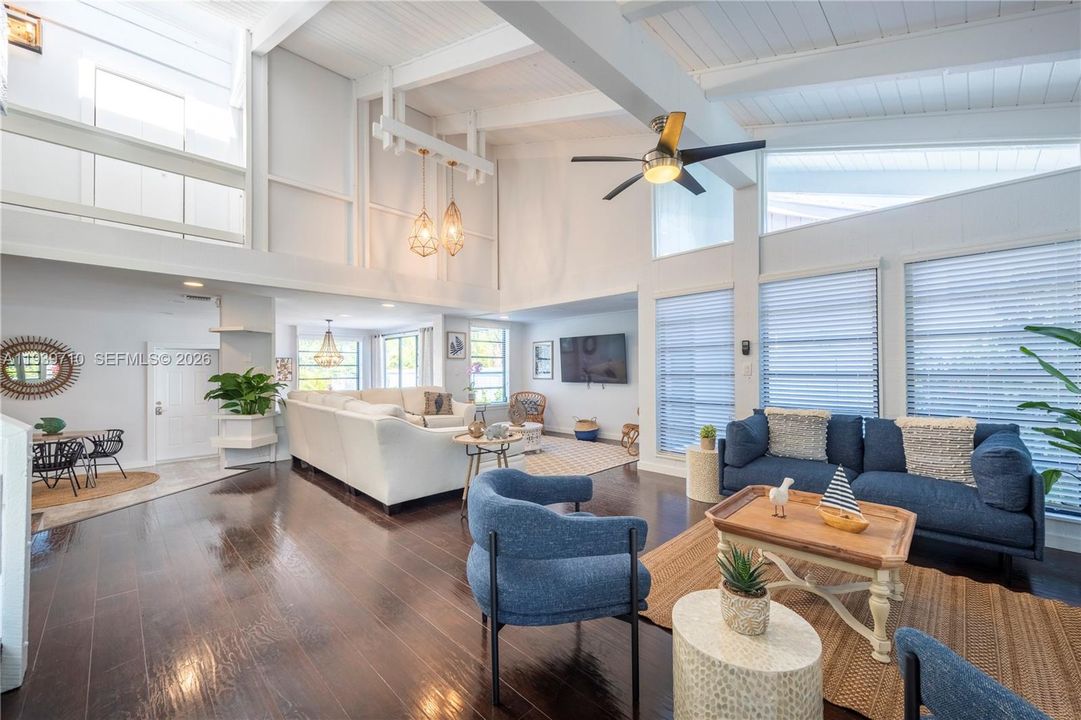 出租: $5,700 (3 贝兹, 2 浴室, 2350 平方英尺)