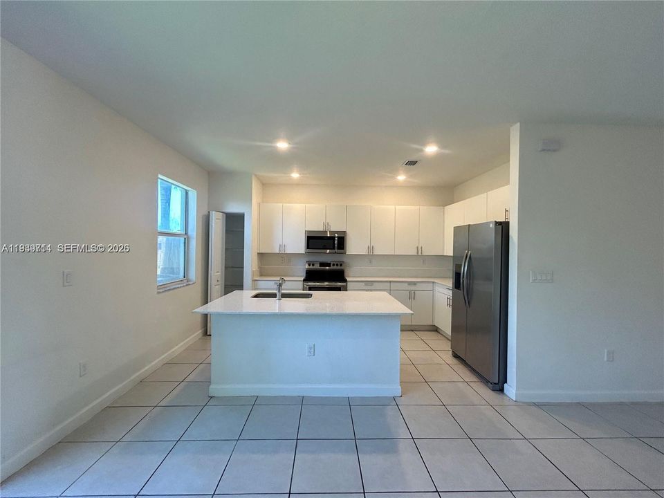 В аренду: $2,550 (3 спален, 2 ванн, 1827 Квадратных фут)