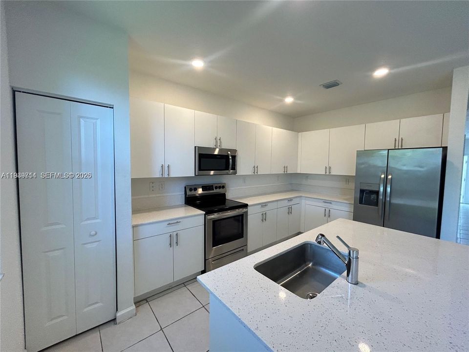 В аренду: $2,550 (3 спален, 2 ванн, 1827 Квадратных фут)