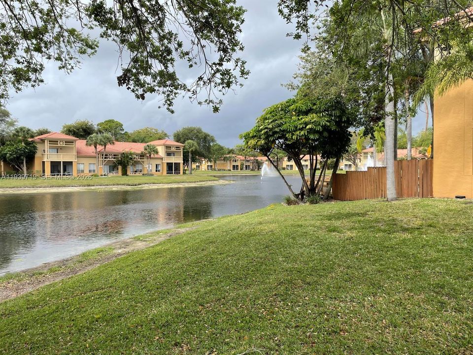 For Sale: $235,000 (2 beds, 2 baths, 906 Square Feet)