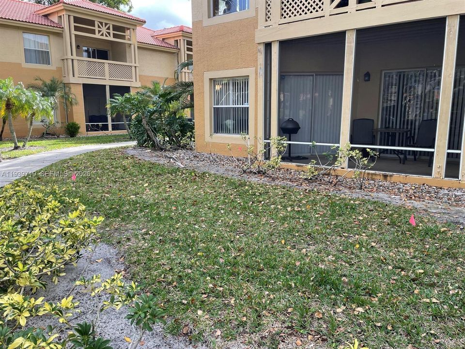 For Sale: $235,000 (2 beds, 2 baths, 906 Square Feet)