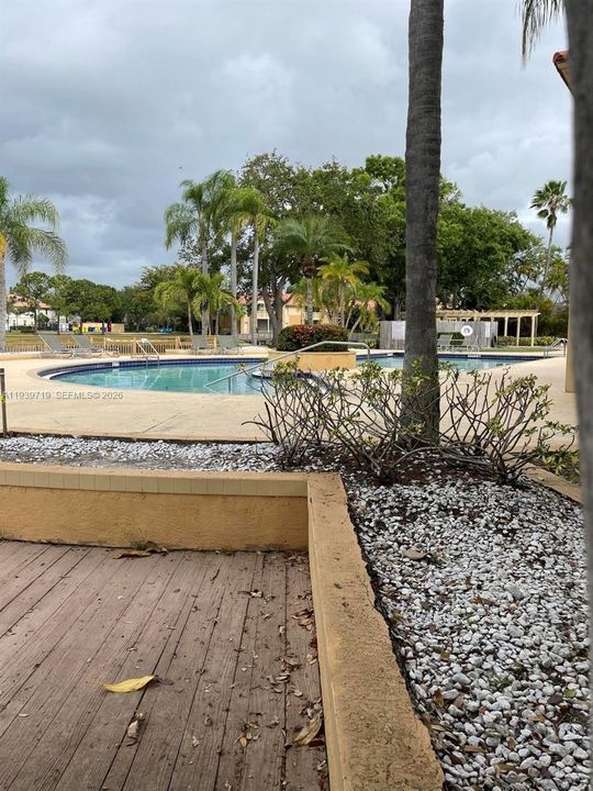 For Sale: $235,000 (2 beds, 2 baths, 906 Square Feet)