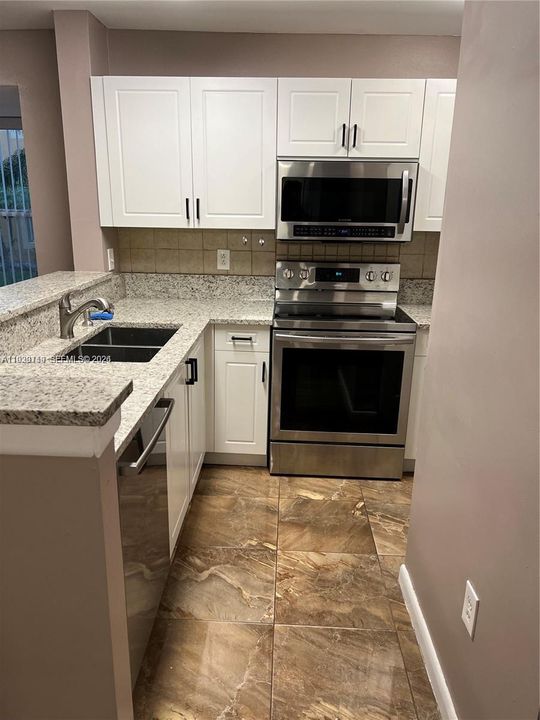 For Sale: $235,000 (2 beds, 2 baths, 906 Square Feet)