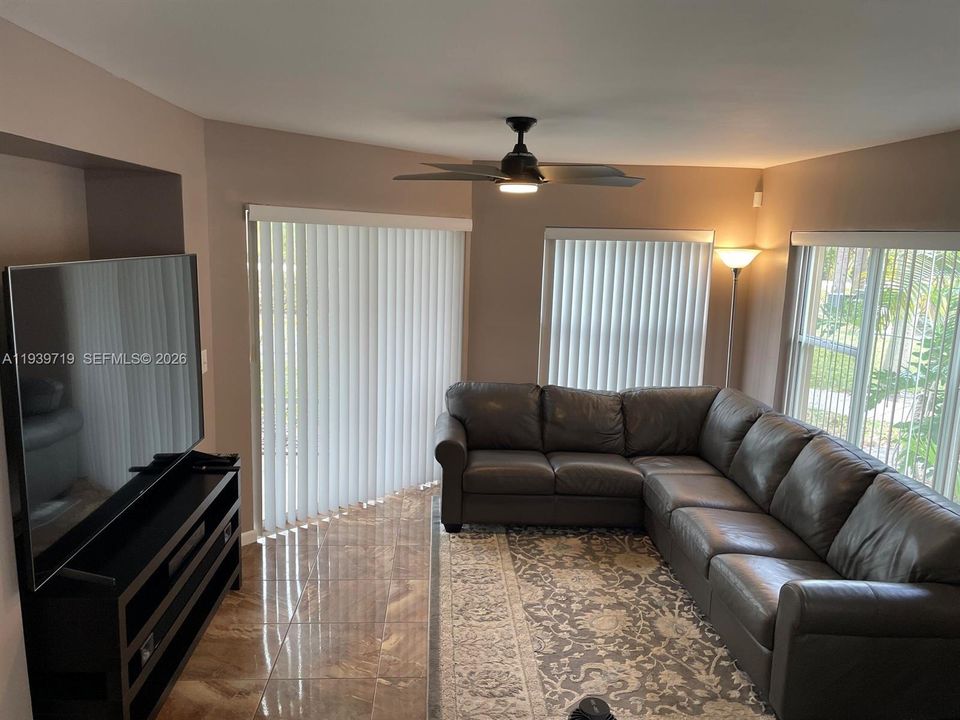 For Sale: $235,000 (2 beds, 2 baths, 906 Square Feet)