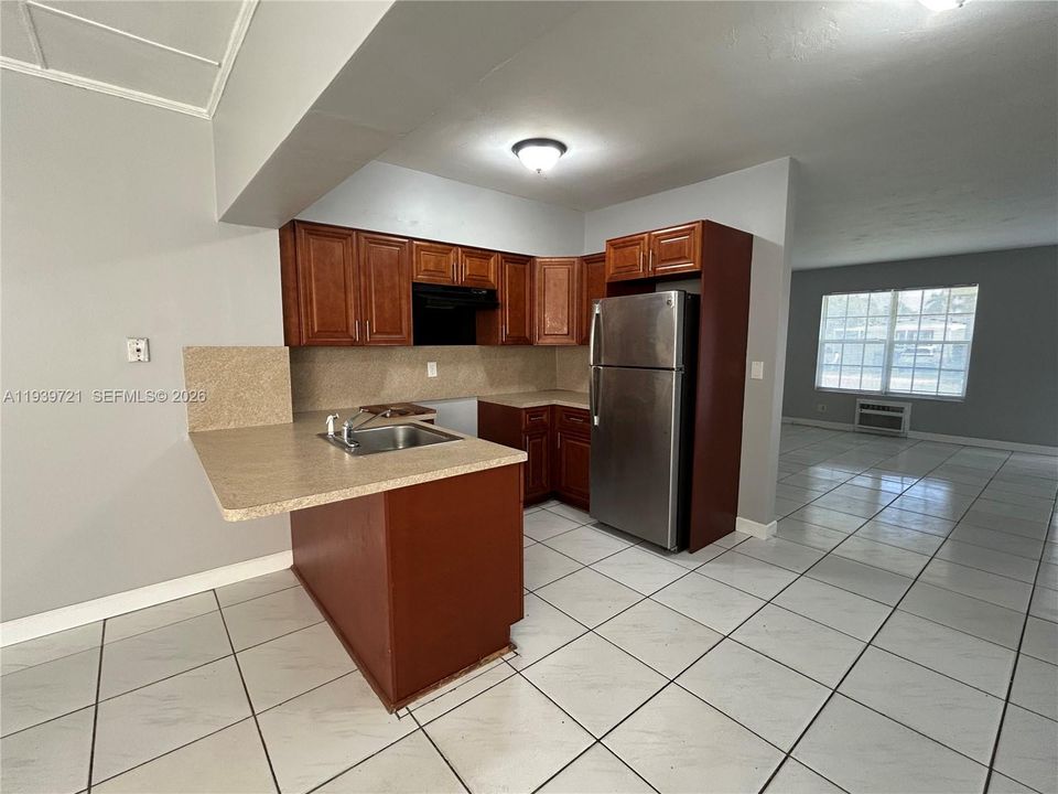 For Rent: $2,795 (3 beds, 2 baths, 950 Square Feet)