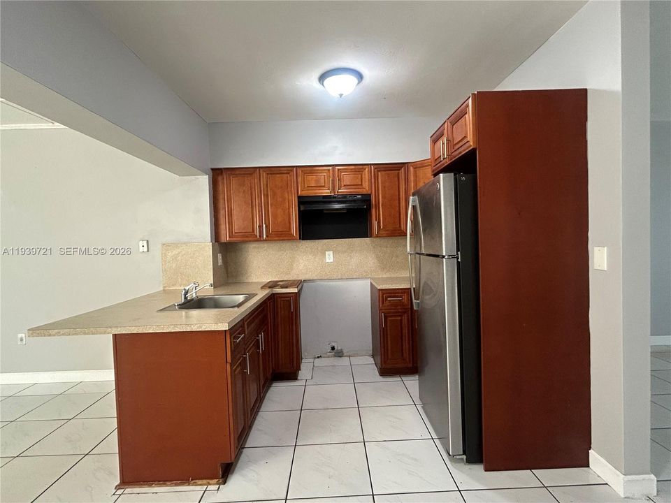 For Rent: $2,795 (3 beds, 2 baths, 950 Square Feet)