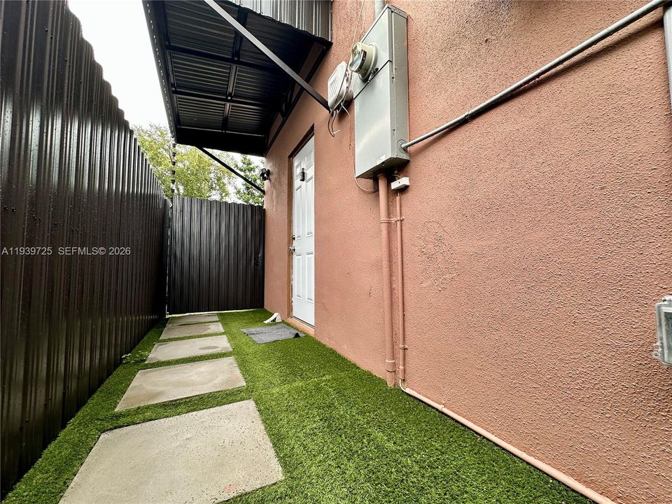 出租: $1,300 (0 贝兹, 1 浴室, 0 平方英尺)