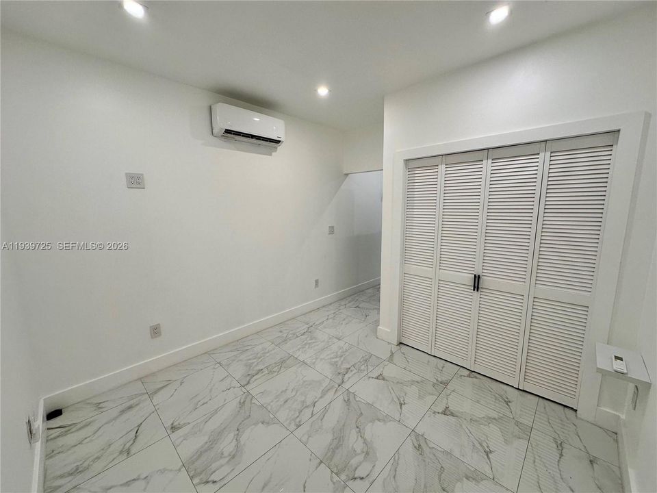 出租: $1,300 (0 贝兹, 1 浴室, 0 平方英尺)