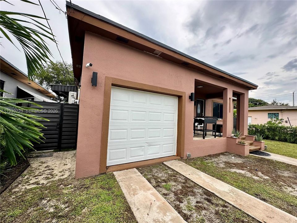 出租: $1,300 (0 贝兹, 1 浴室, 0 平方英尺)