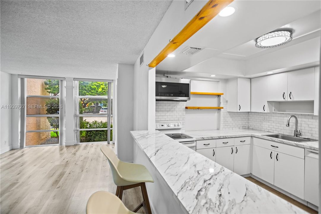 For Sale: $229,000 (2 beds, 1 baths, 1100 Square Feet)