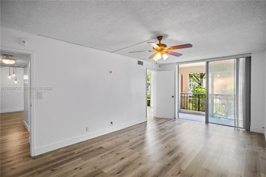 For Sale: $229,000 (2 beds, 1 baths, 1100 Square Feet)