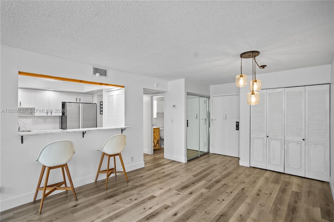 For Sale: $229,000 (2 beds, 1 baths, 1100 Square Feet)