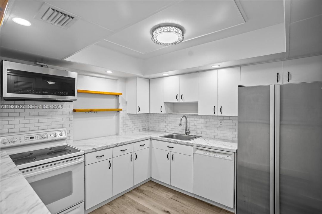 For Sale: $229,000 (2 beds, 1 baths, 1100 Square Feet)