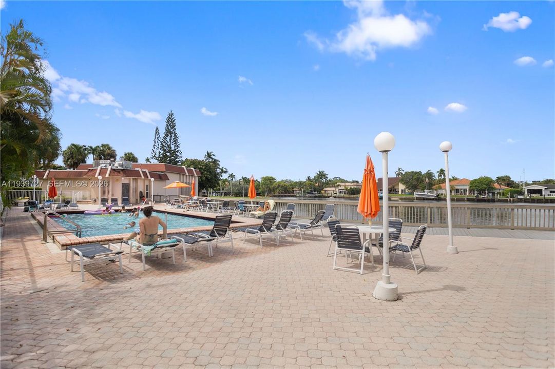 For Sale: $229,000 (2 beds, 1 baths, 1100 Square Feet)