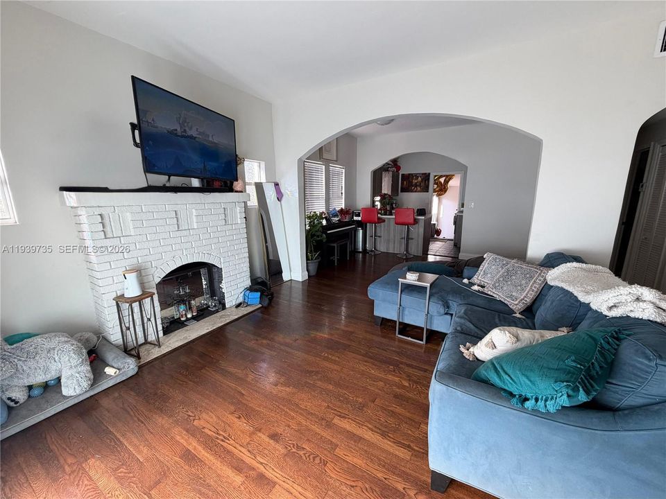 For Rent: $3,900 (3 beds, 2 baths, 1500 Square Feet)