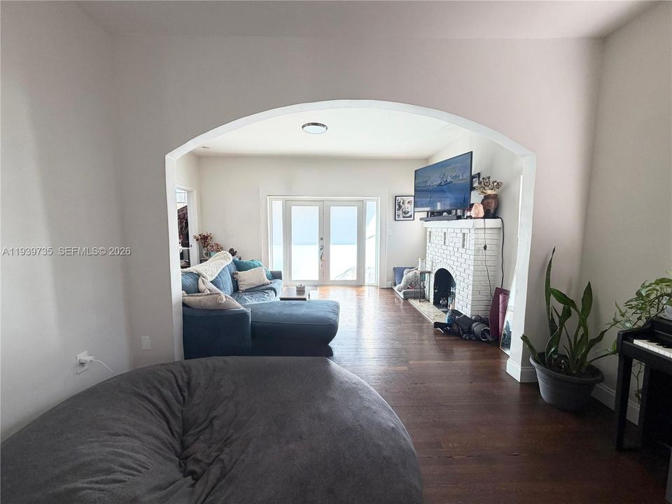 For Rent: $3,900 (3 beds, 2 baths, 1500 Square Feet)