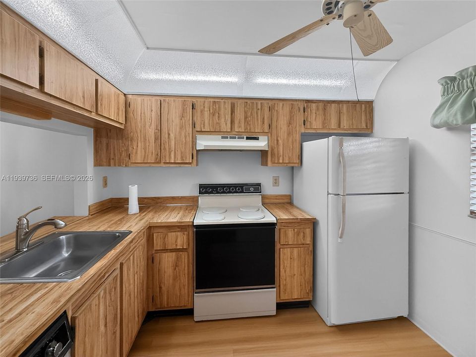 В аренду: $2,000 (2 спален, 2 ванн, 806 Квадратных фут)