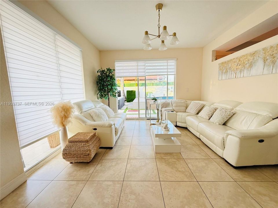 出租: $5,000 (4 贝兹, 3 浴室, 2210 平方英尺)