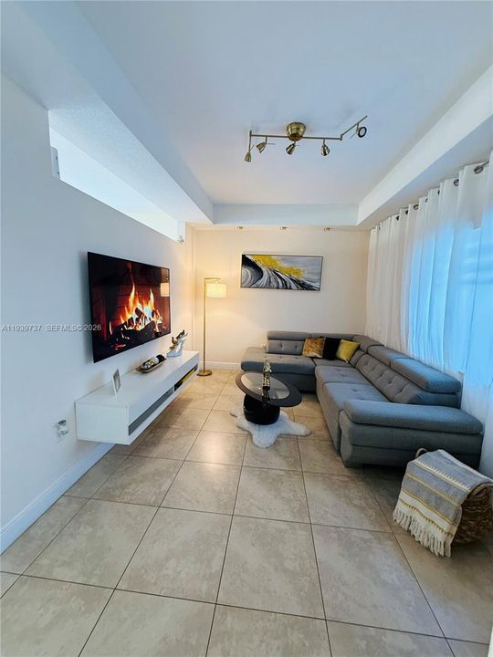 出租: $5,000 (4 贝兹, 3 浴室, 2210 平方英尺)