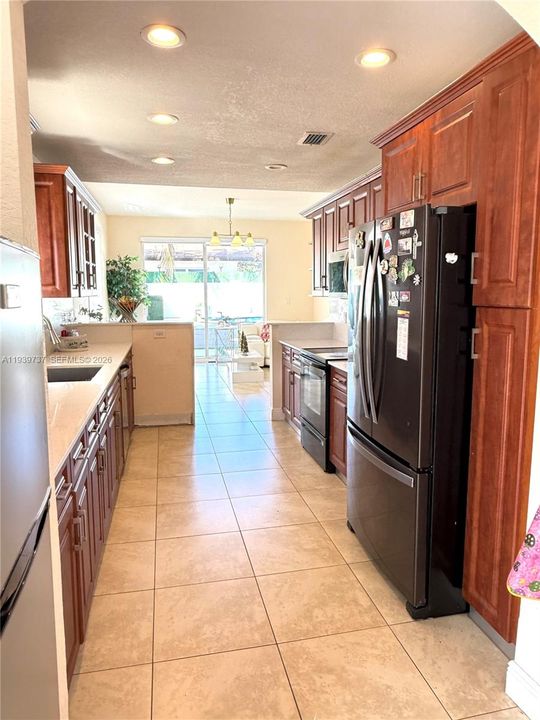 出租: $5,000 (4 贝兹, 3 浴室, 2210 平方英尺)