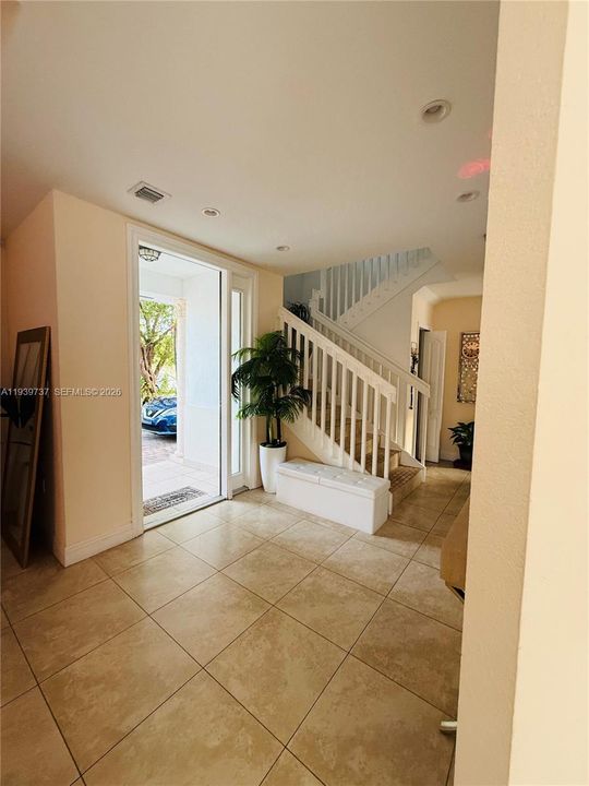 出租: $5,000 (4 贝兹, 3 浴室, 2210 平方英尺)