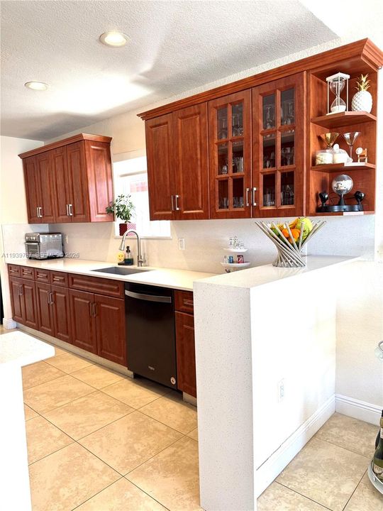 出租: $5,000 (4 贝兹, 3 浴室, 2210 平方英尺)