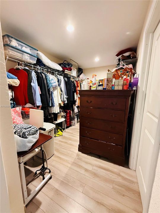 出租: $5,000 (4 贝兹, 3 浴室, 2210 平方英尺)