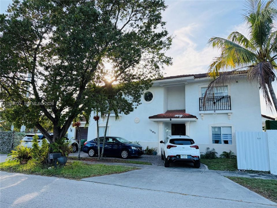 出租: $5,000 (4 贝兹, 3 浴室, 2210 平方英尺)