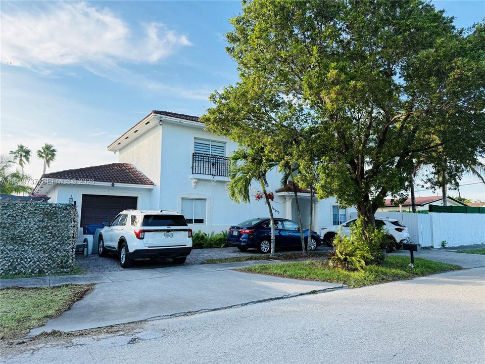 出租: $5,000 (4 贝兹, 3 浴室, 2210 平方英尺)