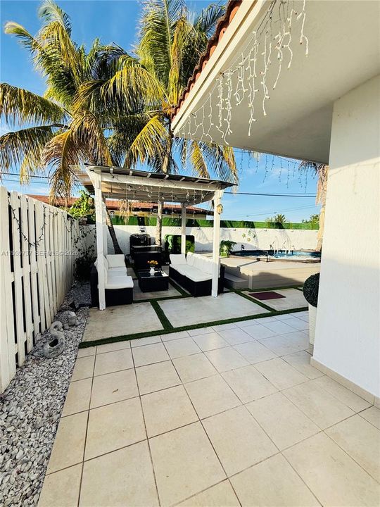 出租: $5,000 (4 贝兹, 3 浴室, 2210 平方英尺)