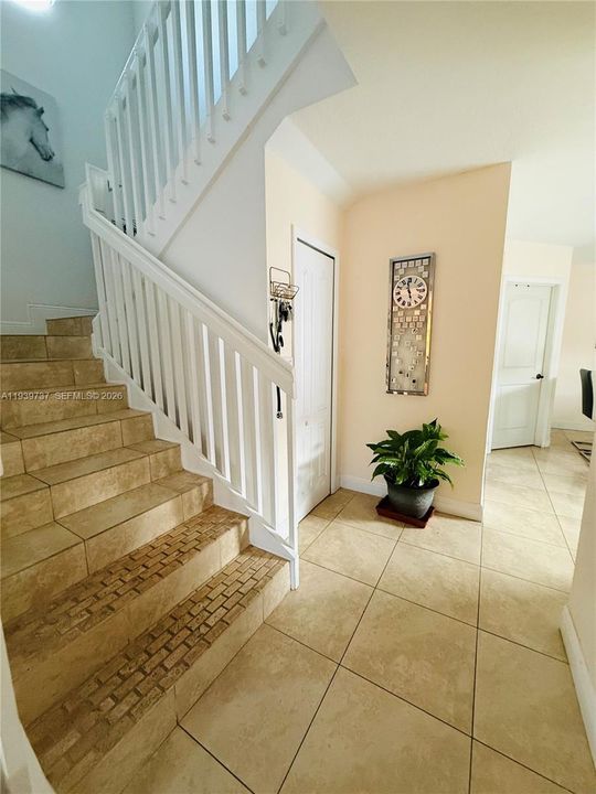 出租: $5,000 (4 贝兹, 3 浴室, 2210 平方英尺)