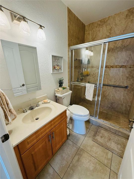 出租: $5,000 (4 贝兹, 3 浴室, 2210 平方英尺)