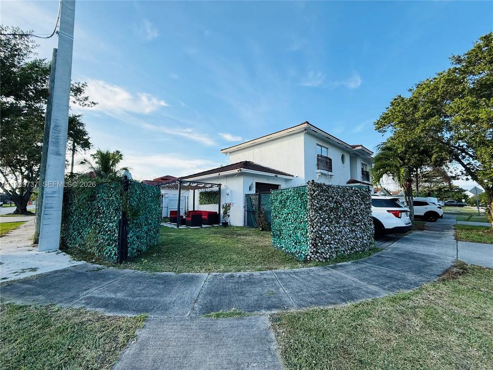 出租: $5,000 (4 贝兹, 3 浴室, 2210 平方英尺)